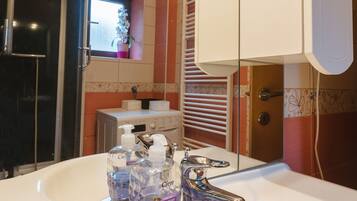 Apartamento luxo, 3 quartos, no piso térreo | Banheiro | Chuveiro, secador de cabelo, toalhas de banho, sabonete