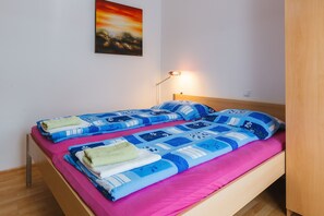 Leilighet, 1 soverom, balkong | Blendingsgardiner, barnesenger (inkludert) og wi-fi (inkludert)