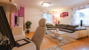 Departamento Deluxe, 3 habitaciones, planta baja | Área de sala de estar | Televisión de pantalla plana