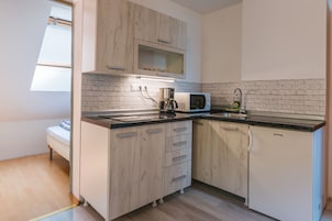 Apartamento, 1 habitación, vistas al jardín | Cocina privada | Frigorífico, microondas, placa de cocina y cafetera o tetera