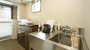 Căn hộ, 1 phòng ngủ | Bếp nhỏ riêng | Tủ lạnh, lò vi sóng, bếp nấu, ấm điện 