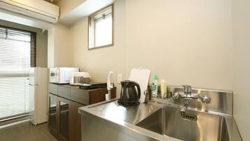 One-Bedroom Apartment | Private kitchenette | Fridge, microwave, stovetop, electric kettle