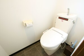 Departamento, 1 habitación | Baño | Regadera, secadora de cabello, bidet electrónico, toallas 