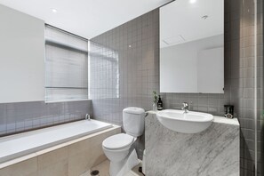Deluxe Apartment | Bathroom | Hair dryer, soap, shampoo, toilet paper