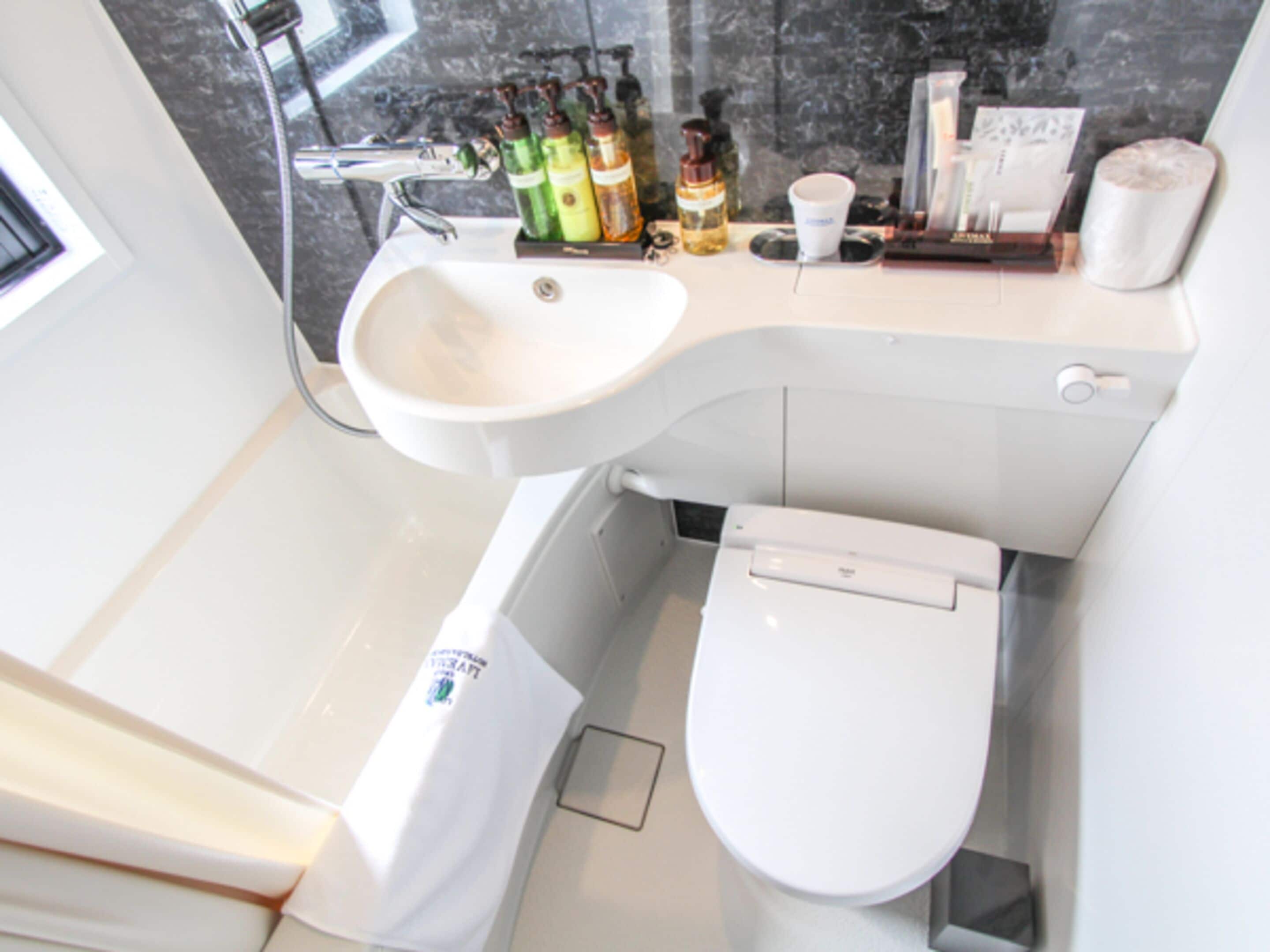 combined shower/bathtub, free toiletries, hair dryer, slippers