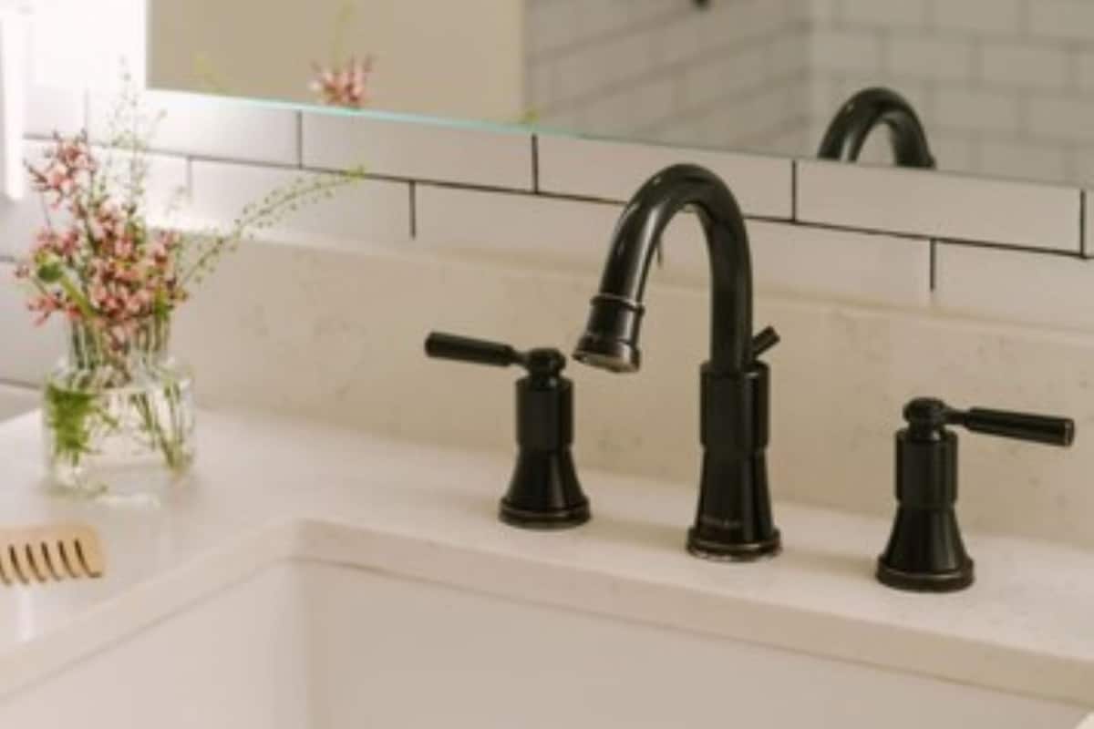 Dusche, kostenlose Toilettenartikel, Haartrockner, Handtücher