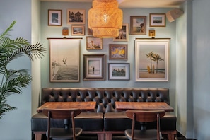 Lobby sitting area - FOUND Hotels, Santa Monica, Series by Marriott (Los Angeles)