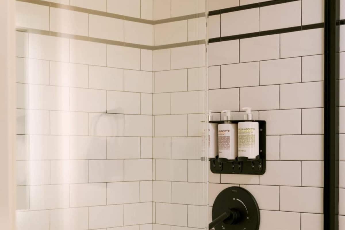 Dusche, kostenlose Toilettenartikel, Haartrockner, Handtücher