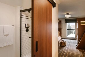 Douche, articles de toilette gratuits, sèche-cheveux