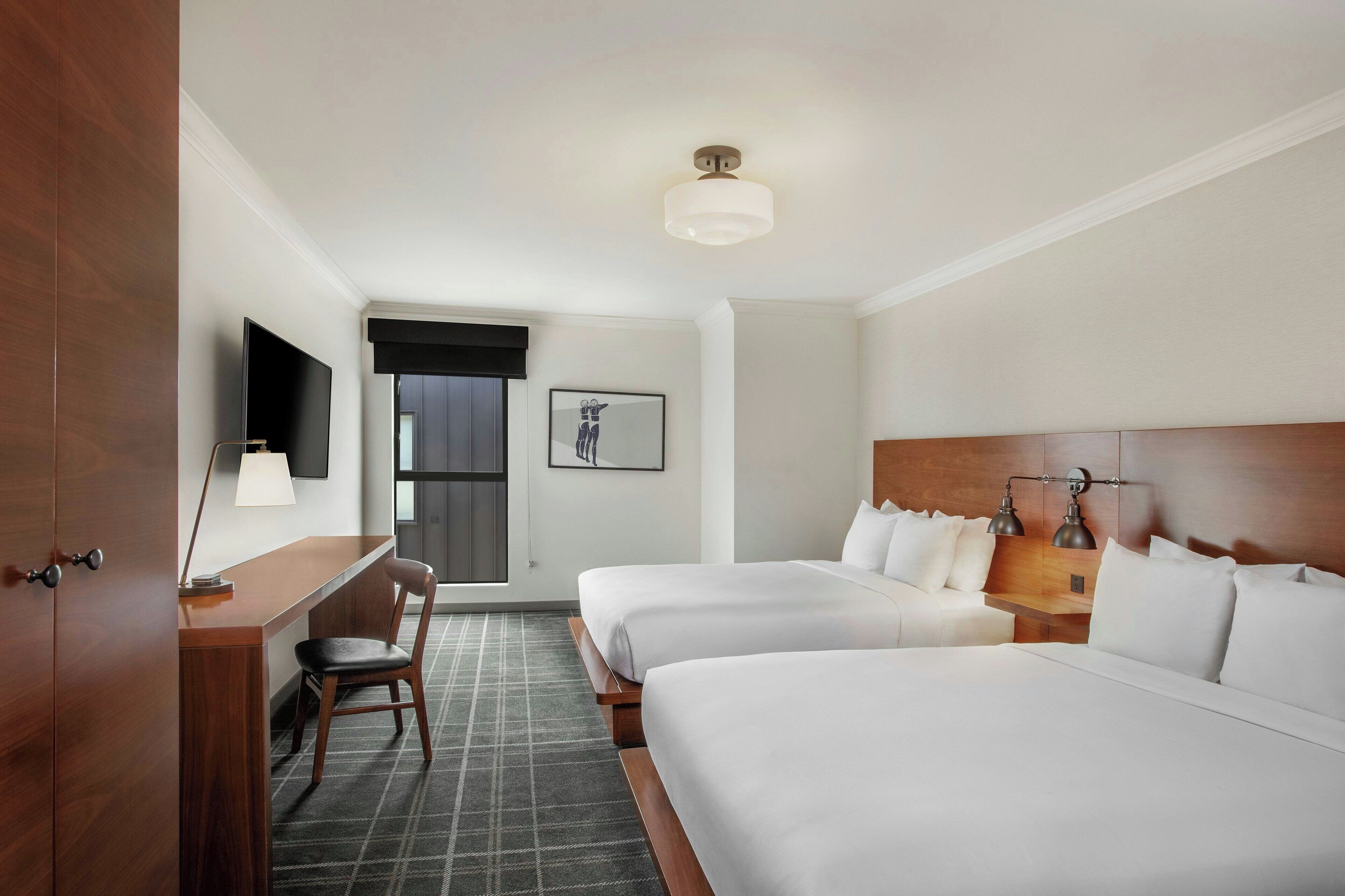 Chambre, 2 grands lits | Décoration personnalisée, ameublement personnalisé, bureau