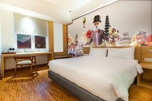 Safe på rommet, skrivebord og skrivebord for bærbar PC