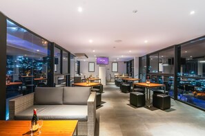 Bar på takterrassen, utsikt mot havet, öppet alla dagar