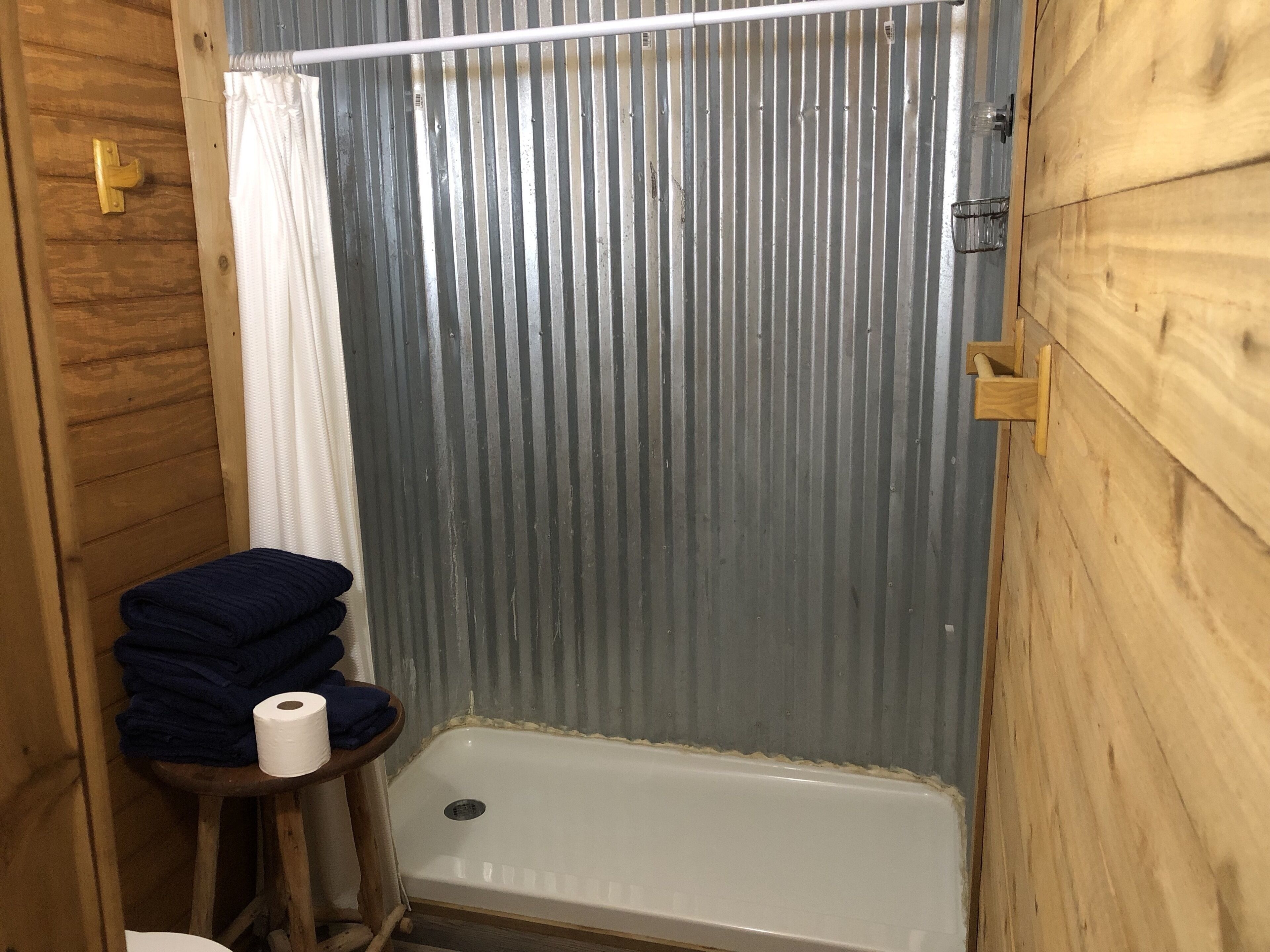 Douche, serviettes fournies, papier toilette