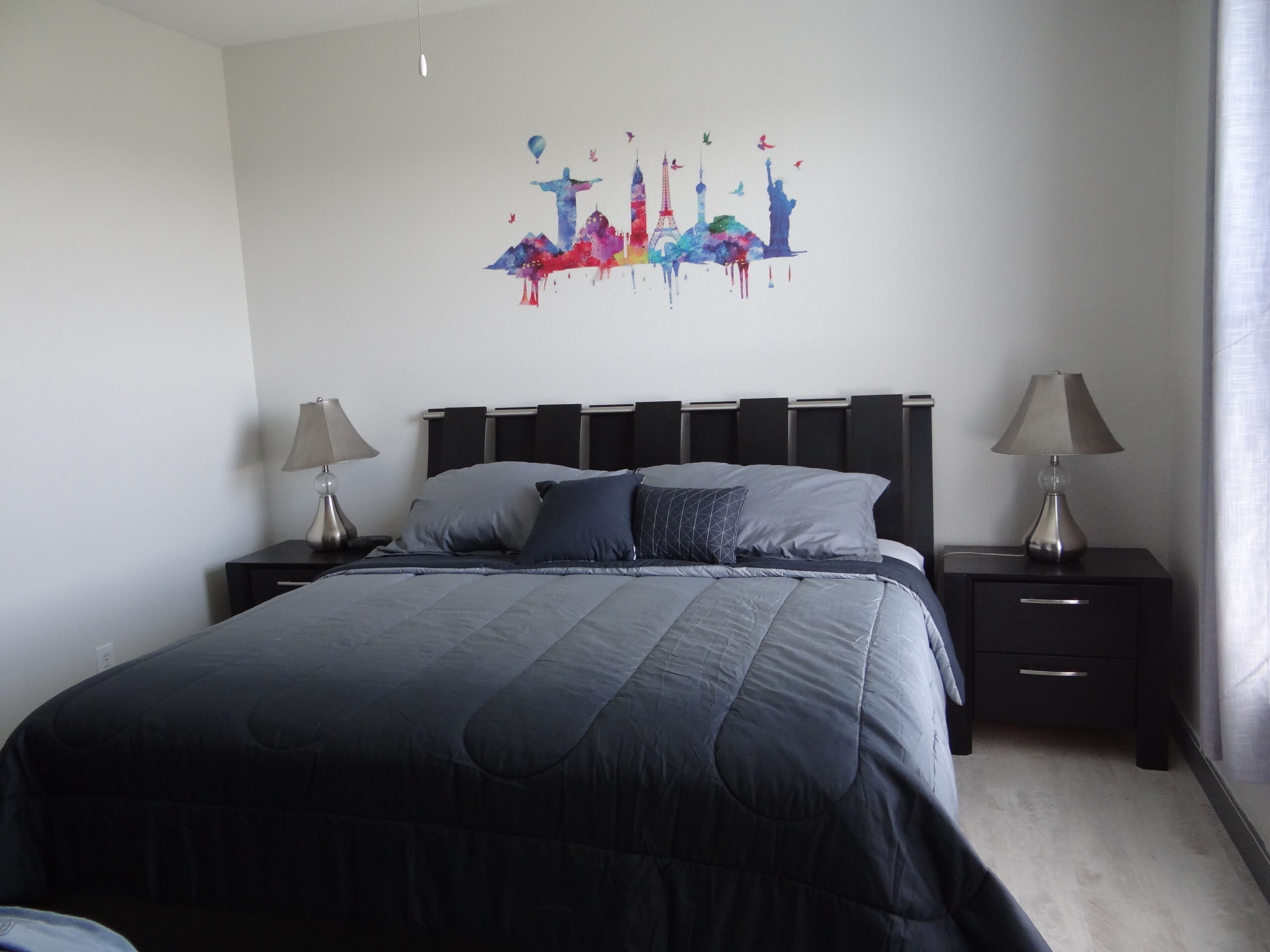 3 habitaciones, tabla de planchar con plancha y cuna de viaje 
