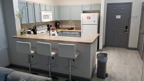 Frigorifero, microonde, forno, piano cottura