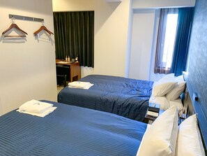 A hotel room with two beds, a desk, and a chair. - Hotel Livemax Tokyo Kanda East (Tokyo)