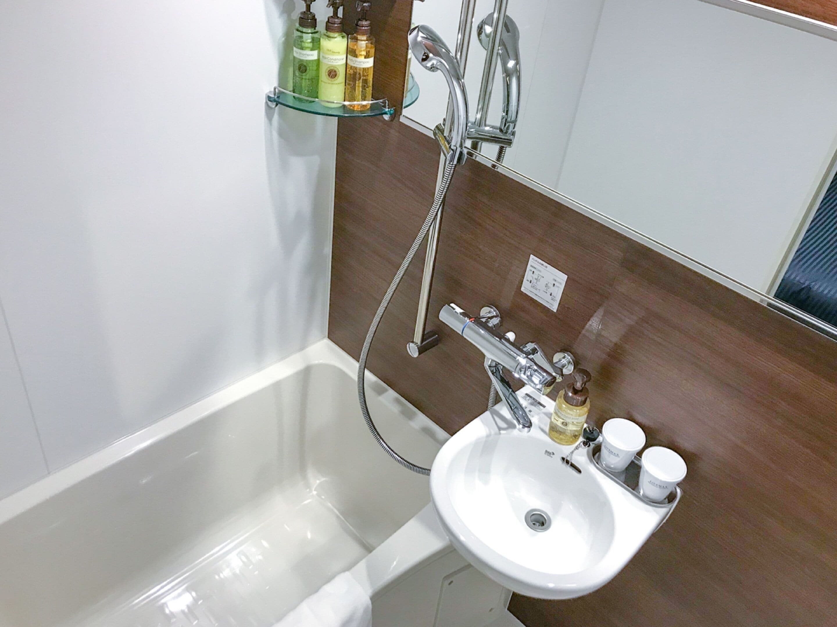 combined shower/bathtub, free toiletries, hair dryer, slippers