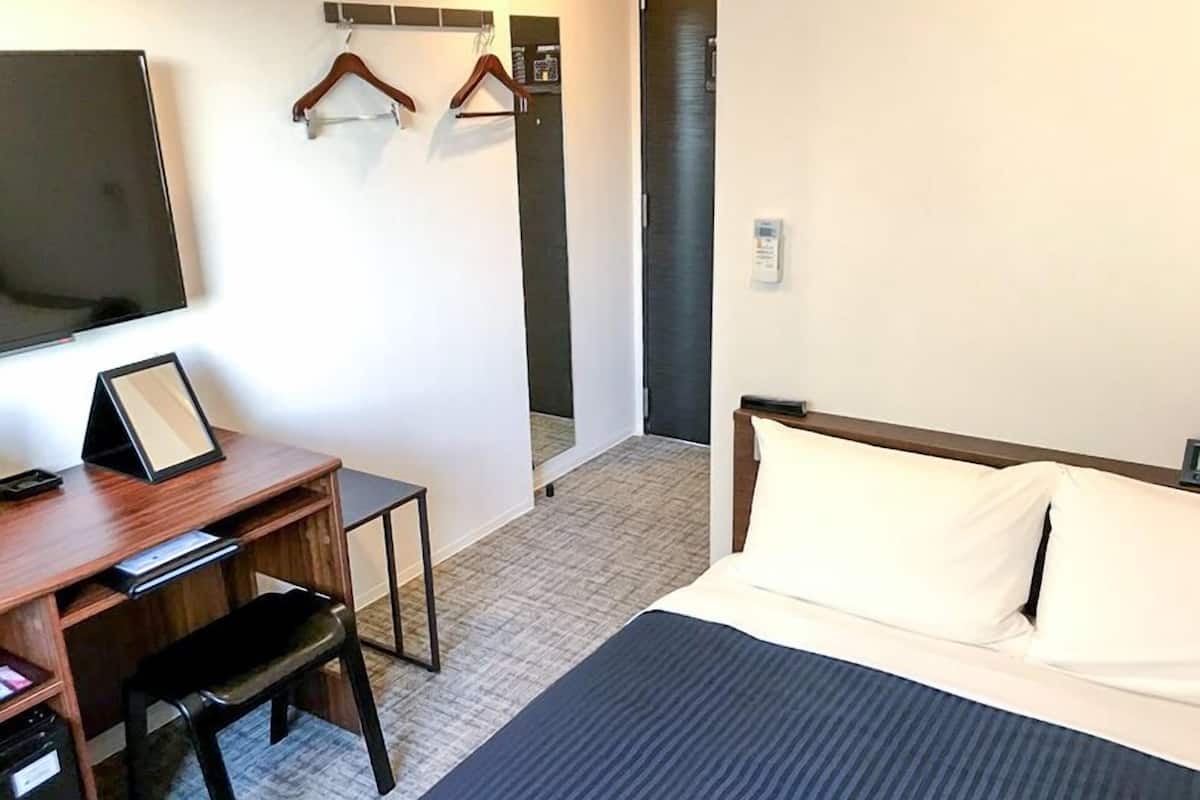 Escritorio, wifi gratis, decoración individual y ropa de cama