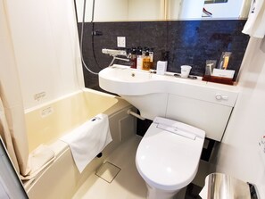 Combined shower/bathtub, free toiletries, hair dryer, slippers