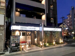 Entrada de un hotel con un letrero que dice "HOTEL LIVEMA".