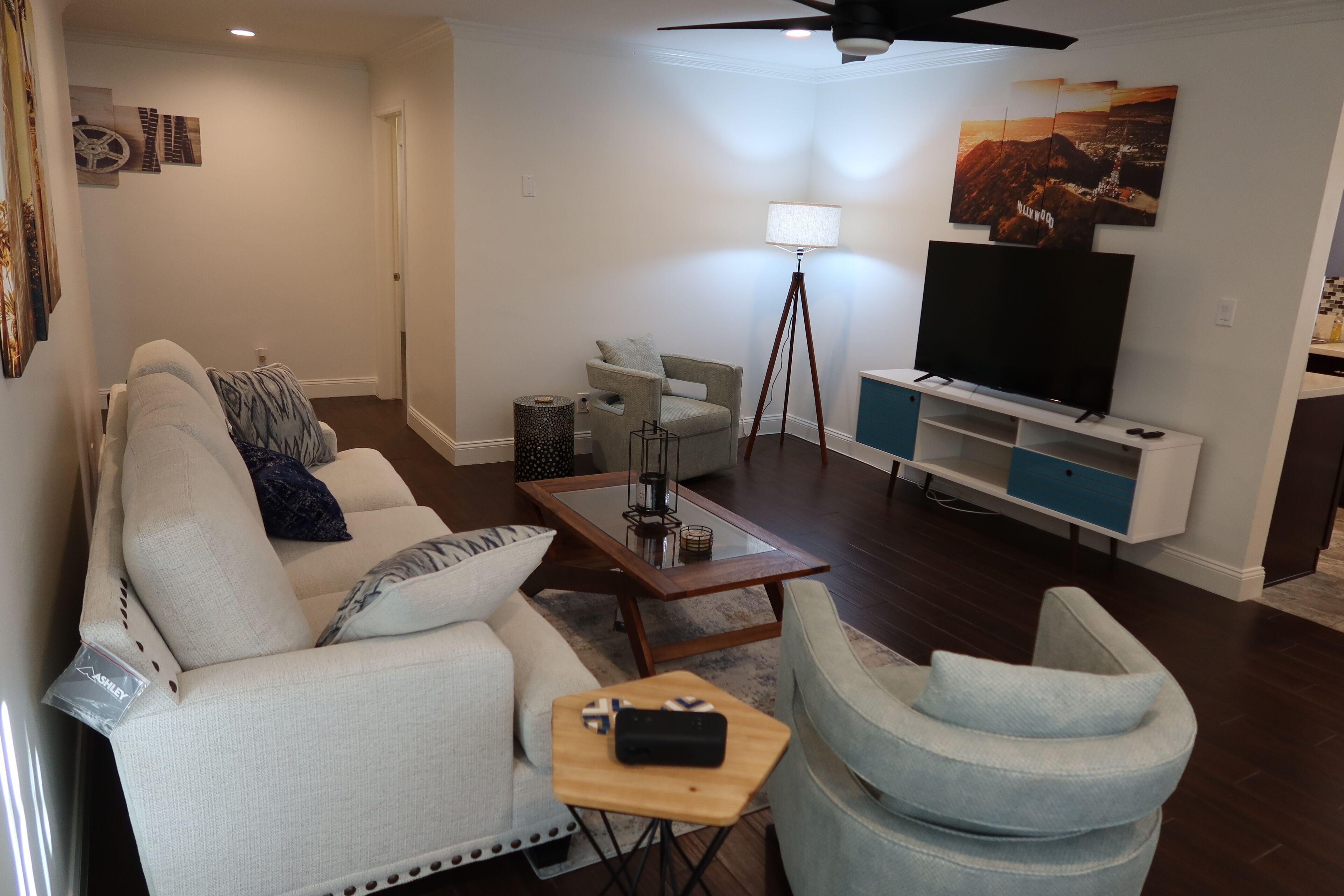 LA Jetsetter's Hideaway: Chic Airbnb, Los Angeles Airport Sleeps 4