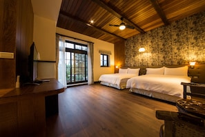 Quadruple Room (302) | Desk, blackout drapes, free WiFi, bed sheets - Yun Shan Shui Castle 19 (Shoufeng)