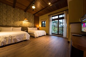 4 人部屋 (303) | デスク、遮光カーテン、WiFi (無料)、ベッドシーツ