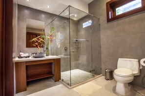 Vila exclusiva, 3 quartos, para não fumantes, vista para a piscina | Banheiro | Banheira e chuveiro separados, banheira de imersão