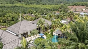 Outdoor pool, free cabanas, pool umbrellas