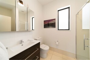 Departamento, 2 habitaciones | Baño | Regadera y toallas 