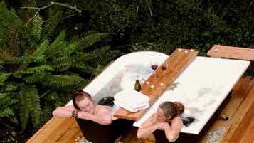 Studio Chalet with Outdoor Bathtubs, Bathroom and Cooking Facilities | Bathroom