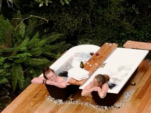 Studio Chalet with Outdoor Bathtubs, Bathroom and Cooking Facilities | Salle de bain