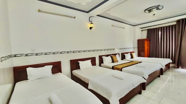 Dormitorio compartido familiar | Camas con efecto memoria, escritorio, wifi gratis y ropa de cama 