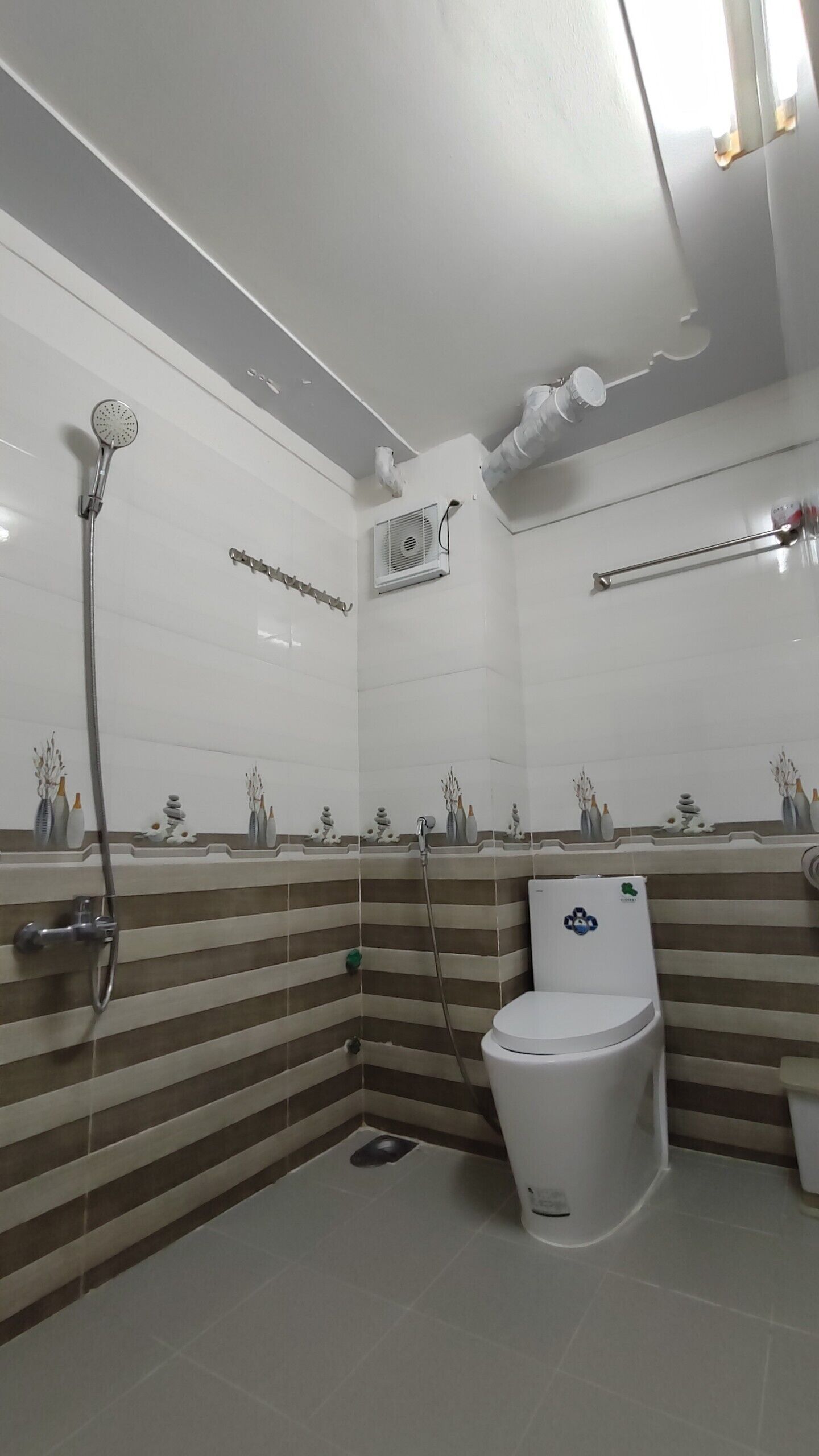 shower, rainfall showerhead, free toiletries, hair dryer