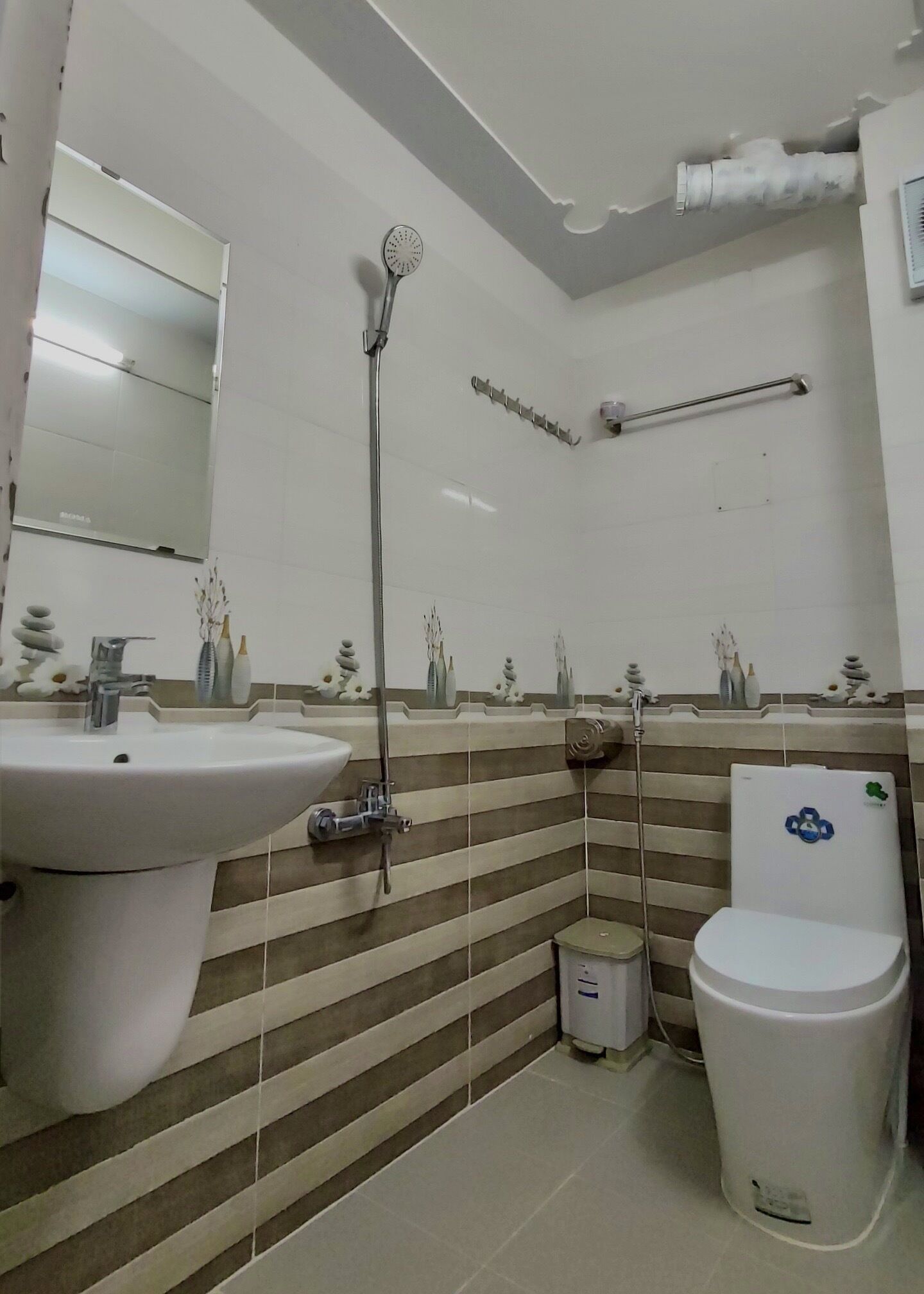 shower, rainfall showerhead, free toiletries, hair dryer