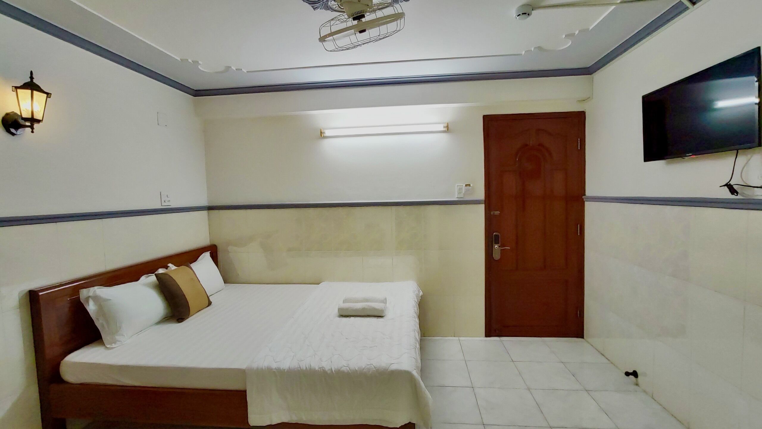 standard double room | memory-foam beds, desk, free wifi, bed sheets