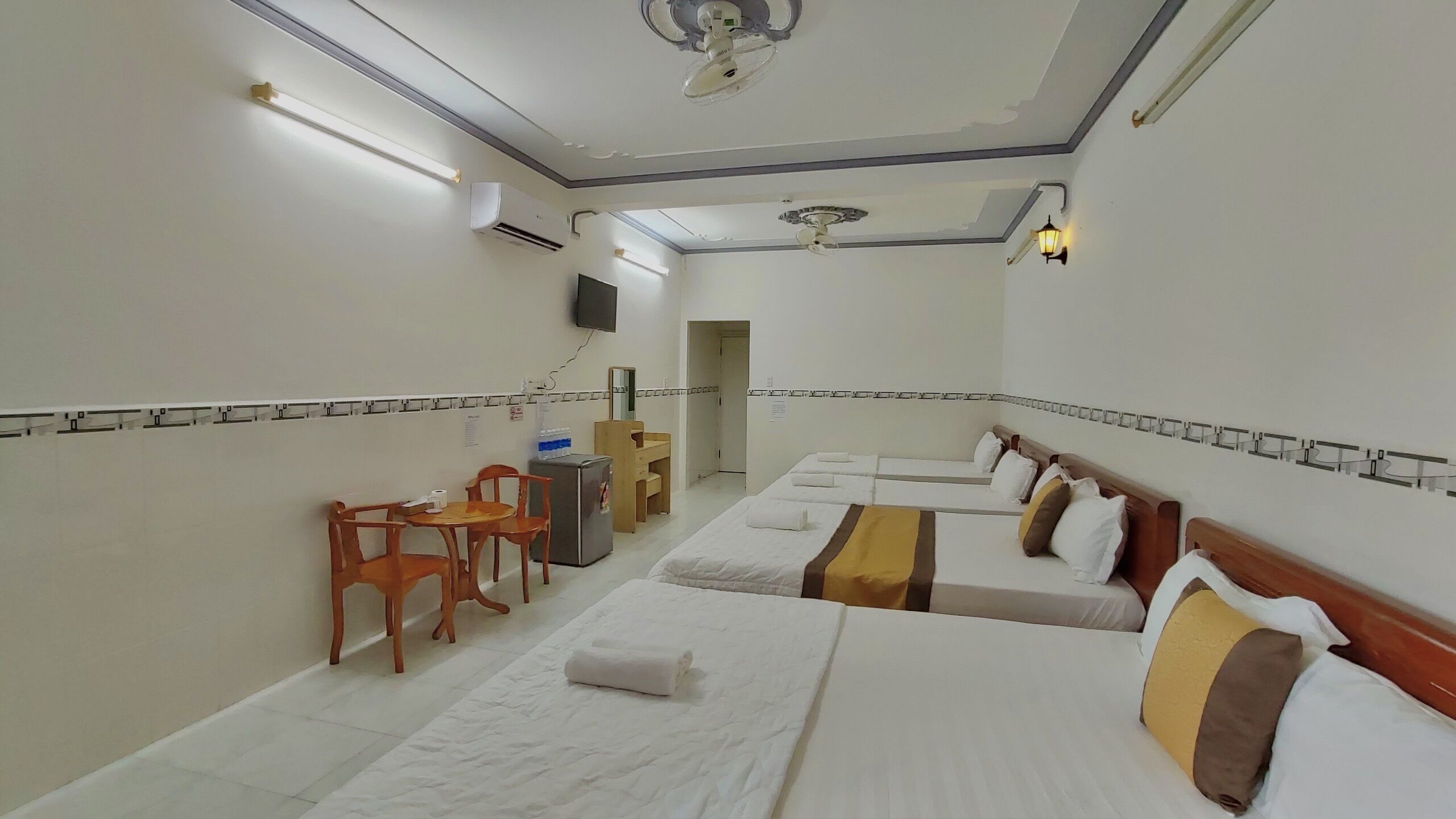 family shared dormitory | memory-foam beds, desk, free wifi, bed sheets