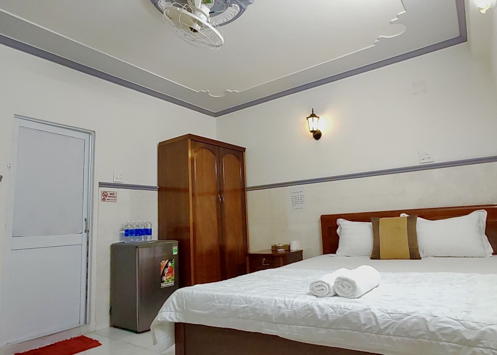 standard double room | memory-foam beds, desk, free wifi, bed sheets