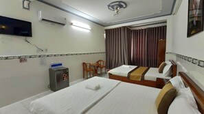 Habitación cuádruple familiar | Camas con efecto memoria, escritorio, wifi gratis y ropa de cama 