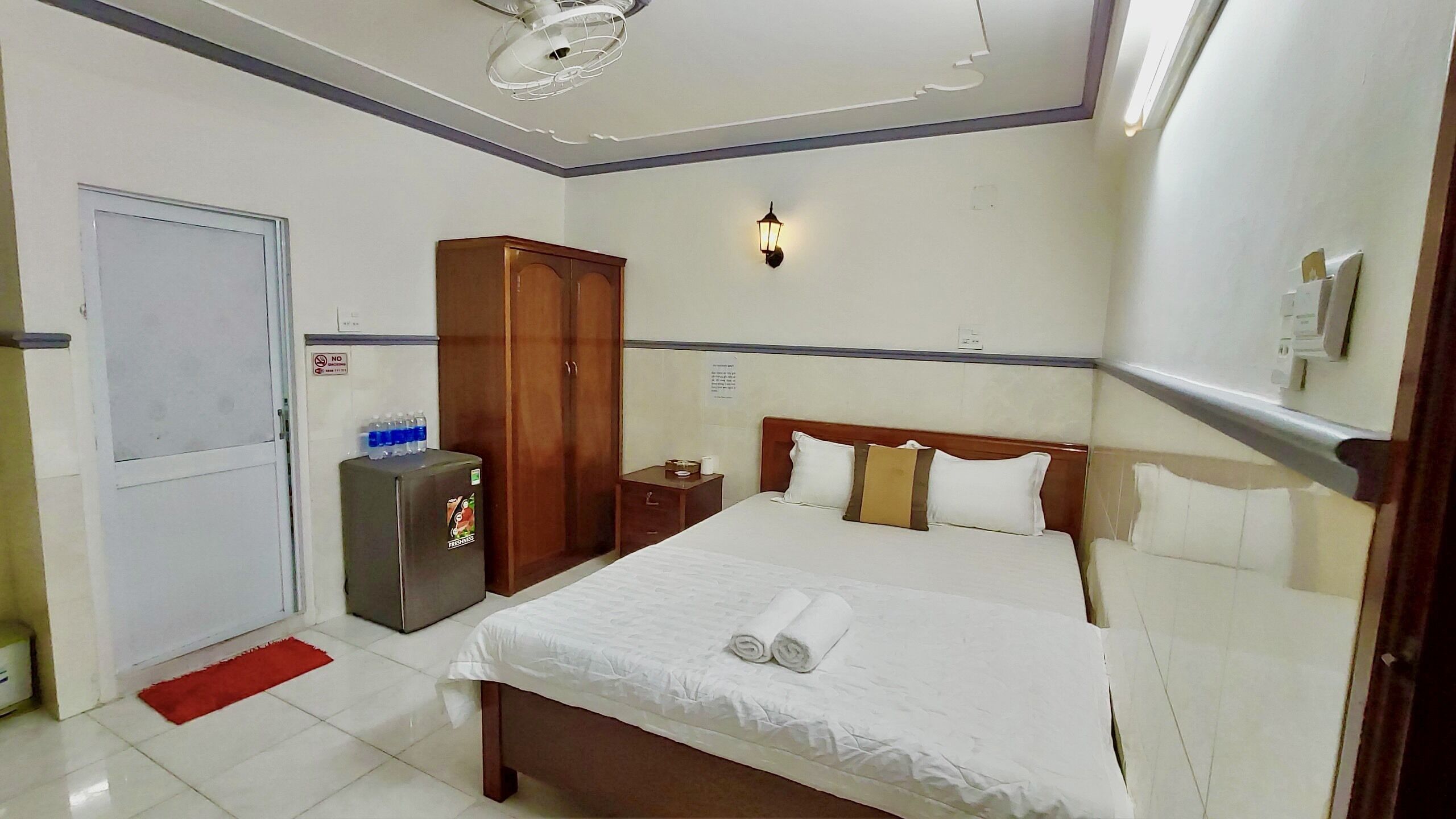 standard double room | memory-foam beds, desk, free wifi, bed sheets
