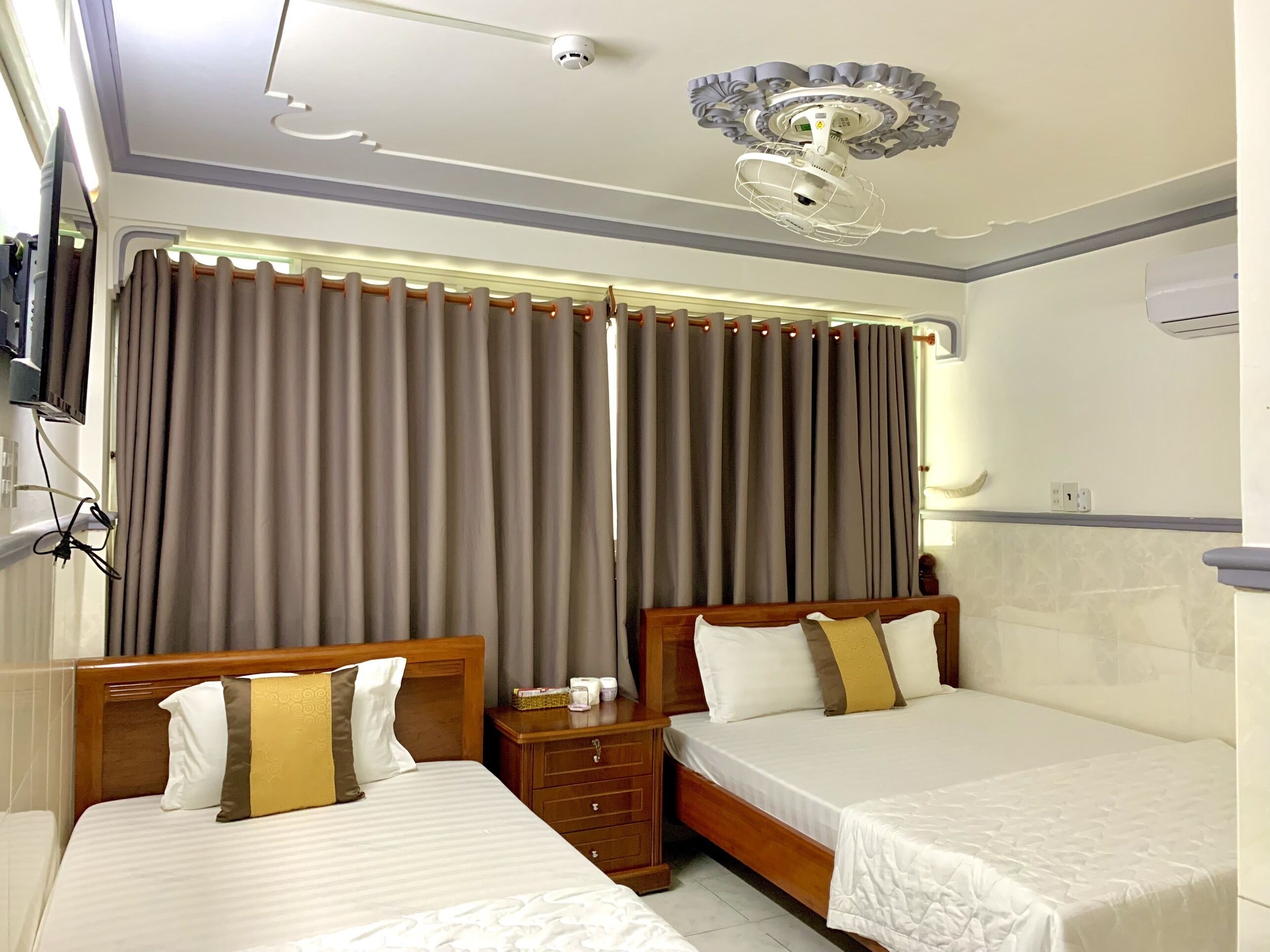 family triple room | memory-foam beds, desk, free wifi, bed sheets