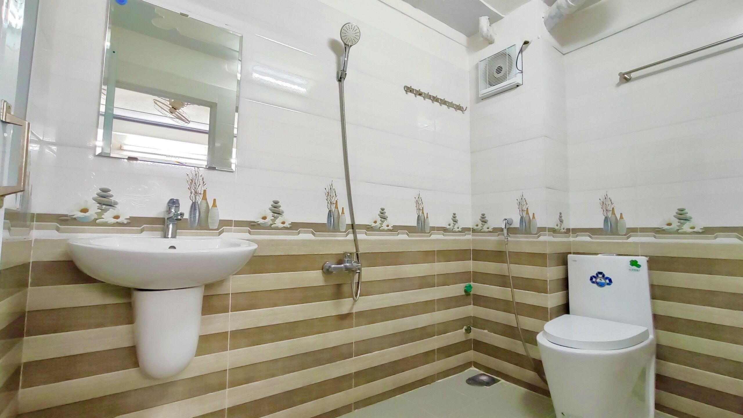 shower, rainfall showerhead, free toiletries, hair dryer