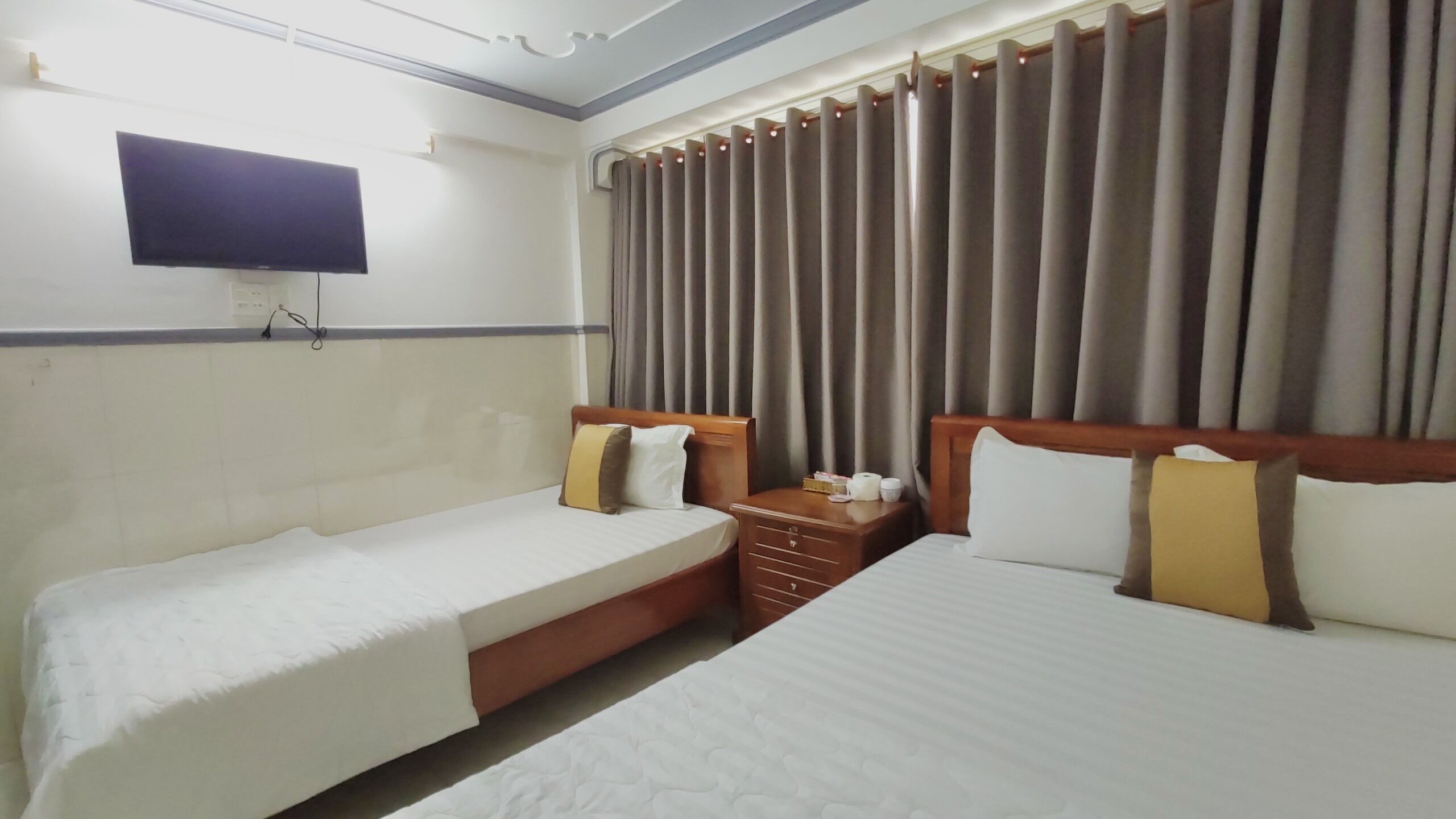family triple room | memory-foam beds, desk, free wifi, bed sheets