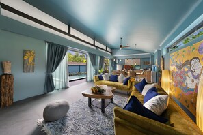 3-Bedroom Villa with Pool Villa | Wohnbereich | 55-Zoll-Smart-TV mit Kabelempfang, Fernseher, Netflix