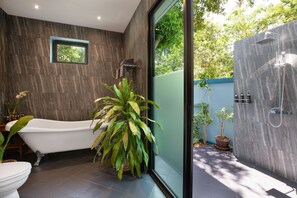 3-Bedroom Villa with Pool Villa | Dusche im Bad