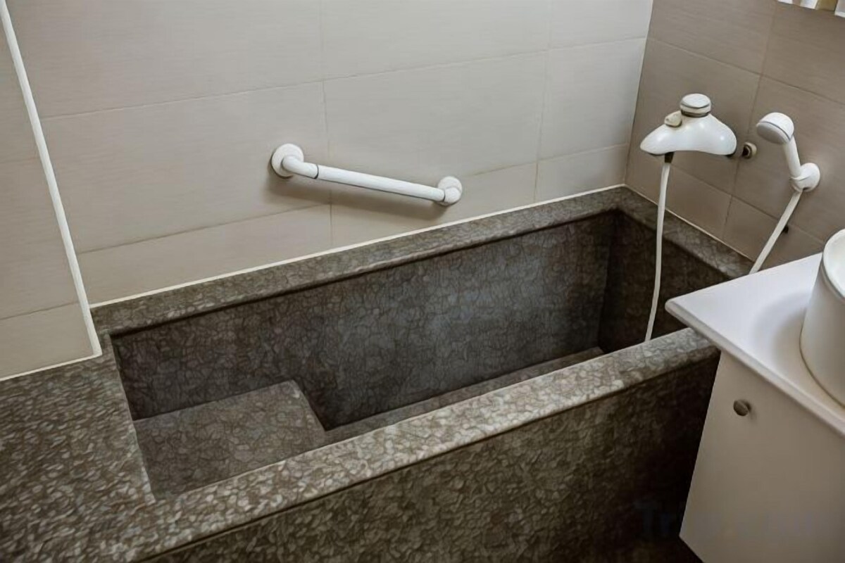 Bathroom | Combined shower/tub, free toiletries, hair dryer, slippers