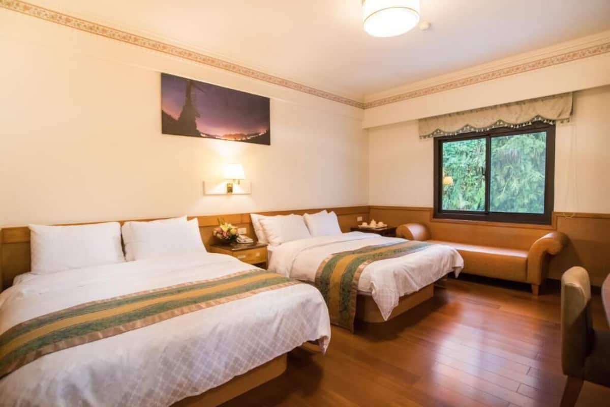 Escritorio, cortinas blackout, wifi gratis y ropa de cama