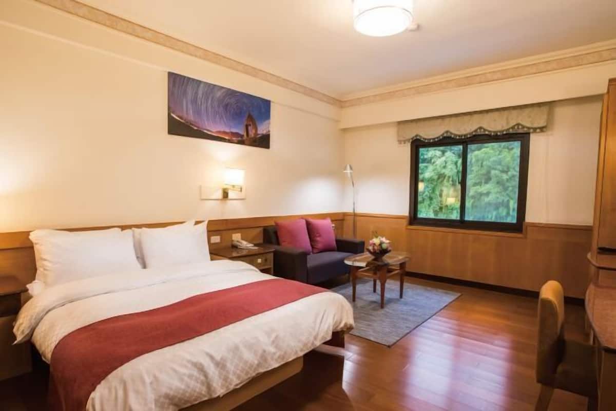 Escritorio, cortinas blackout, wifi gratis y ropa de cama