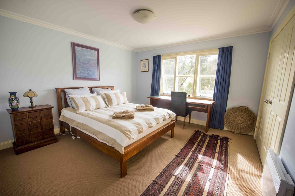Wattle Grove Homestead Queen Bed & Breakfast