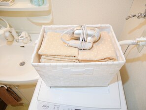 ヘアドライヤー、タオル、トイレットペーパー